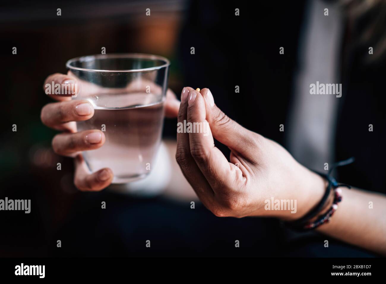 Hände halten Antidepressivum Pille und Wasser Stockfoto