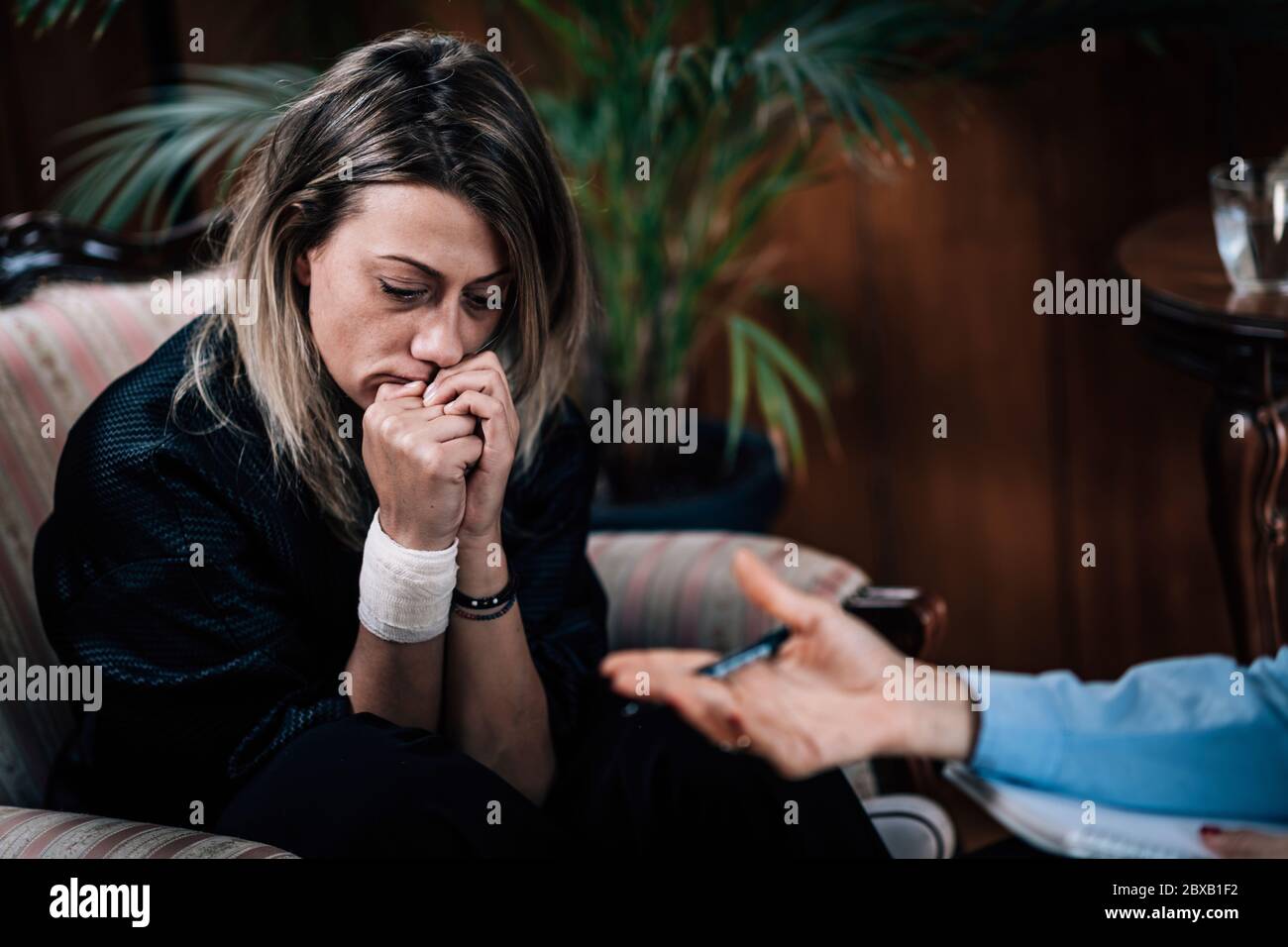 Depressive Frau in Psychotherapie-Sitzung Stockfoto