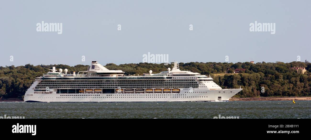 GTS Jewel of the Seas ein Kreuzfahrtschiff der Radiance-Klasse, das während der Coronavirus-Pandemie, der Solent, England, Großbritannien, in den Hafen von Southampton fährt Stockfoto