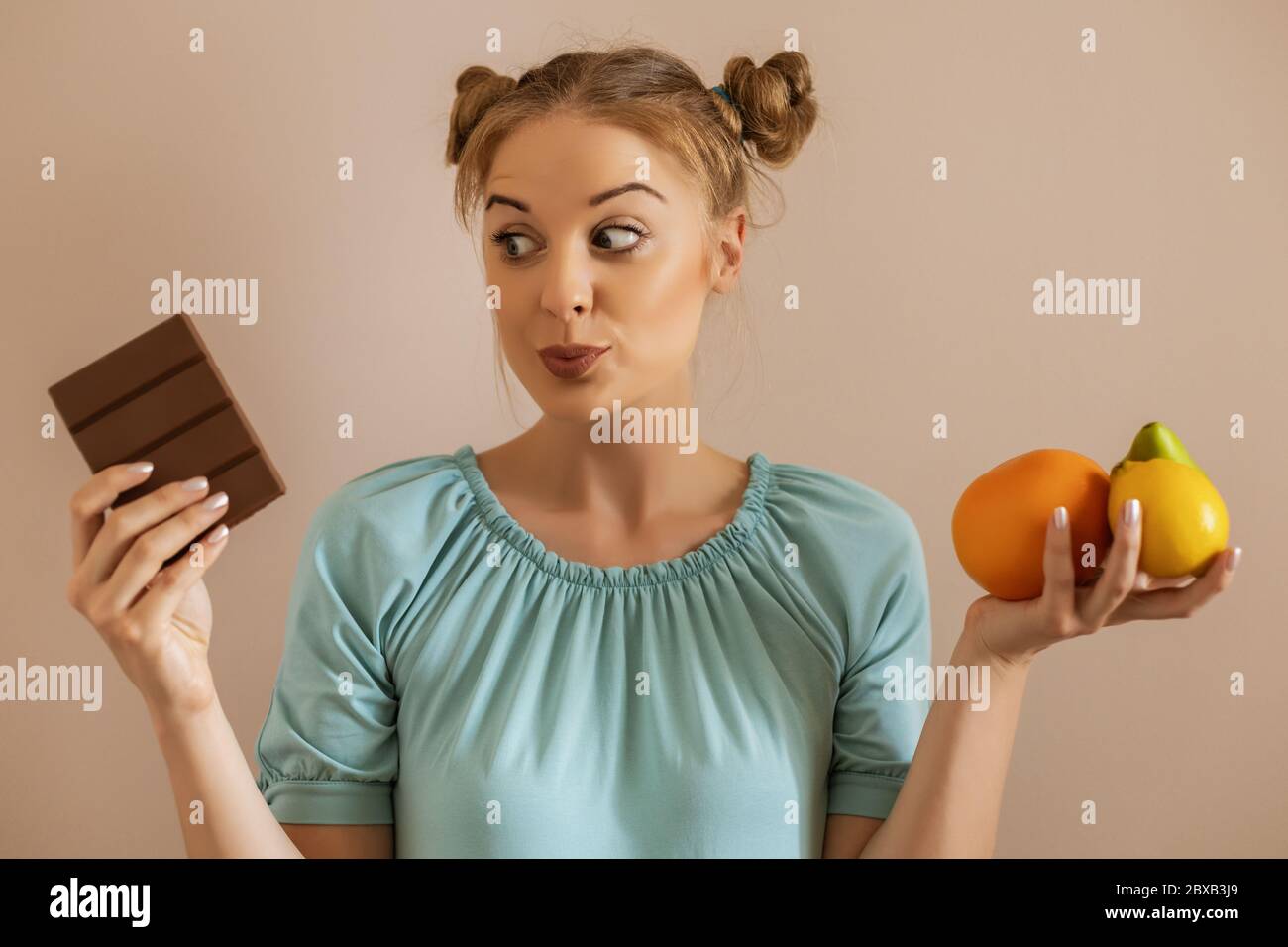 Nette Frau mit Zweifel an gesunden und ungesunden eating.Toned Bild. Stockfoto