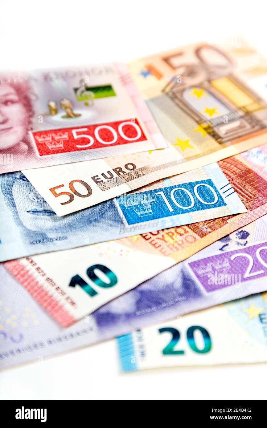 Verstreute schwedische Kronen-SEK und Euro-EUR-Währungsnoten Stockfoto