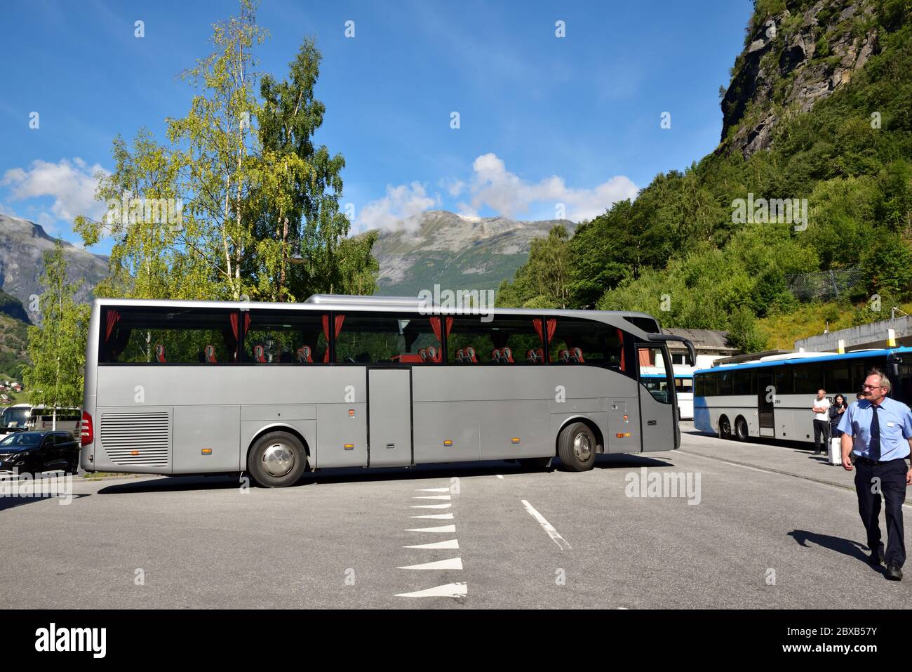 Der Mercedes-Benz Tourismo JV 15644 von Acheladden Reiser fährt leer vom Ausgangspunkt der Tour in Geiranger, Norwegen. Stockfoto