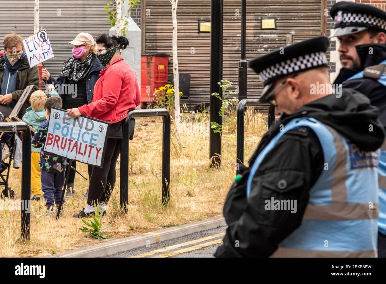 Schwarze Leben sind wichtig Anti-Rassismus Protestdemonstration in Southend on Sea, Essex UK. Die Polizei sieht so aus, als auf dem Plakat steht: "Ende der Polizeibrutalität". Polizeiarbeit Stockfoto