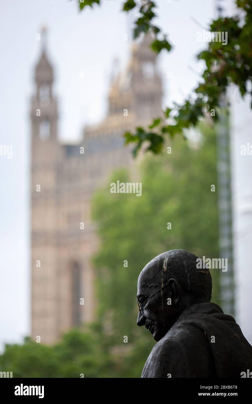 Statue von Mahatma Gandhi vor dem Houses of Parliament Parliament Square, London, England, Großbritannien Stockfoto