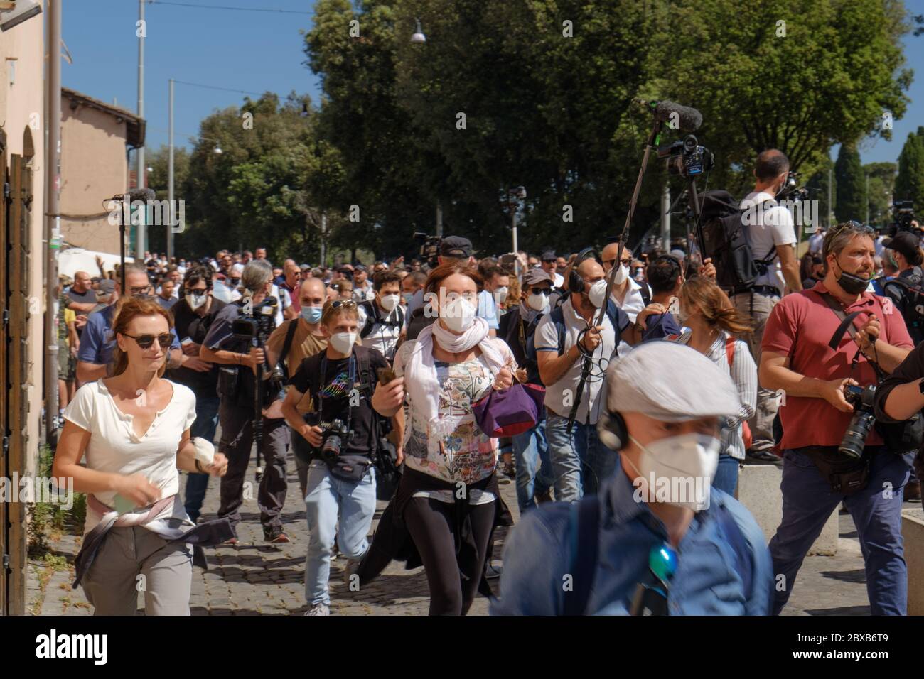 Journalisten entkommen dem Gezangel bei der populistischen Demonstration von 'Ragazzi d'Italia' in der Nähe des Circo Massimo Stockfoto