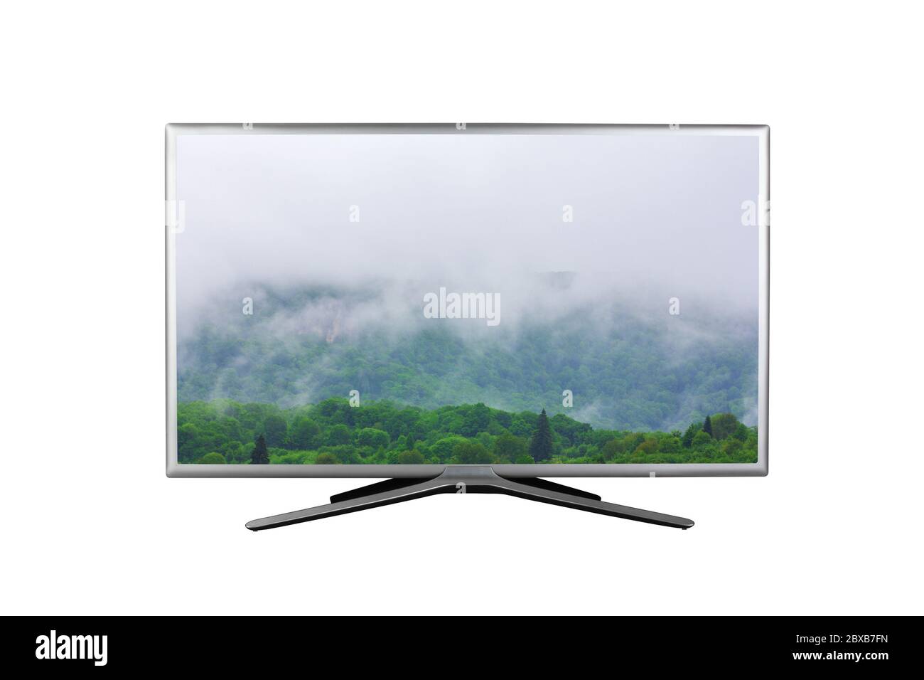 4K-Monitor oder Fernseher mit einer trüben, nebligen Landschaft im Frühling oder Sommer auf dem Bildschirm isoliert auf weißem Hintergrund Stockfoto