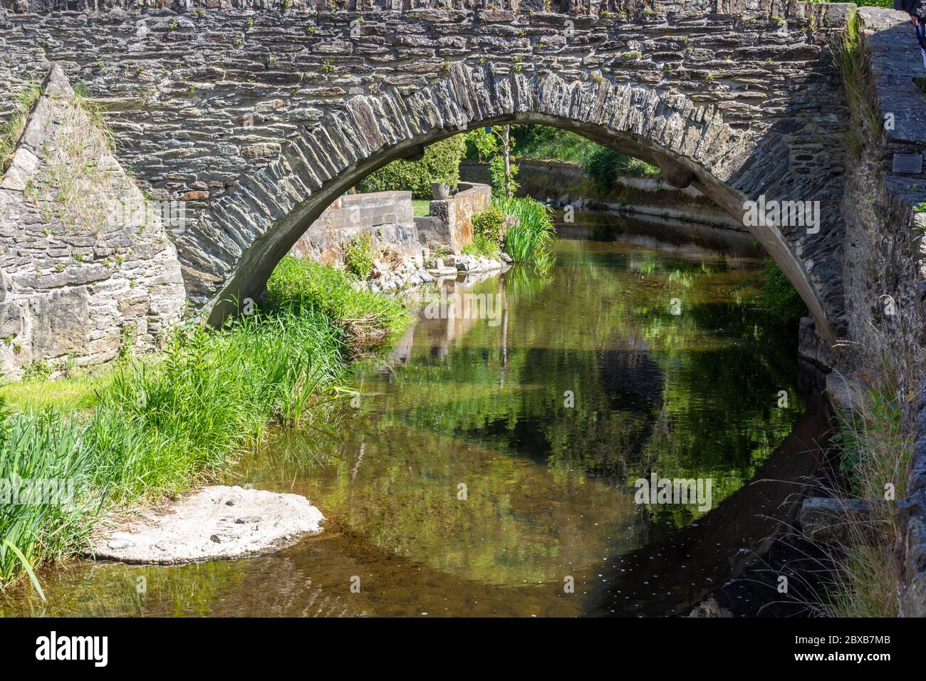 Alte Brücke über den Fluss elz in Monreal, Deutschland Stockfoto