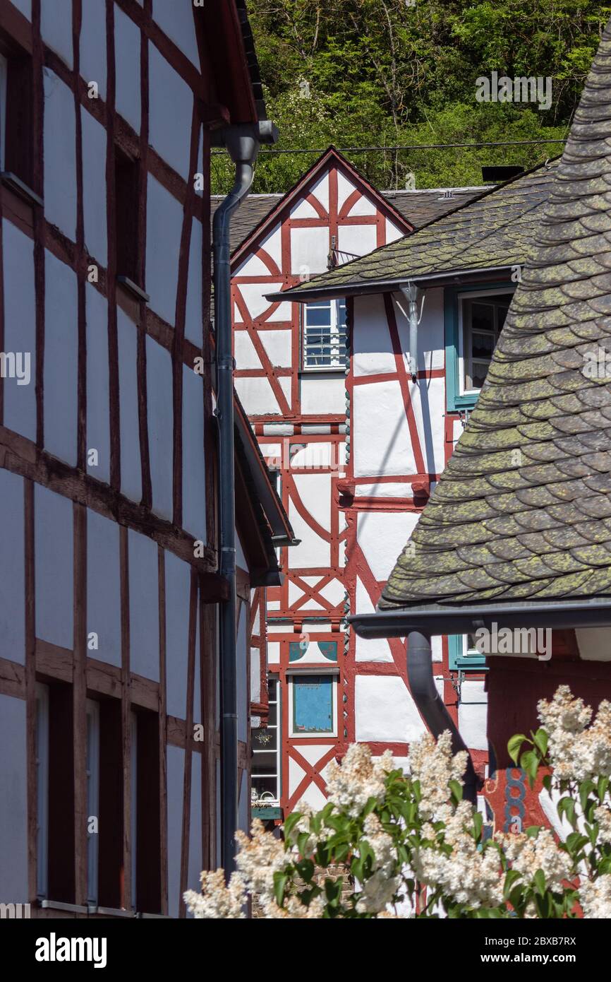 Blick auf Fachwerkhäuser mit Schieferdach im Dorf Monreal, Eifel, Deutschland Stockfoto