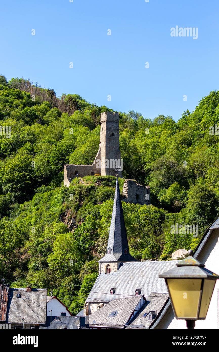 Blick auf Kirche und Burgruine Loewenburg in Monreal, Eifel, Deutschland Stockfoto