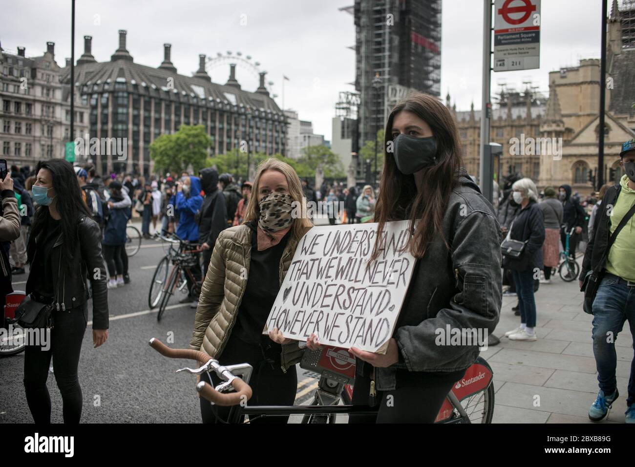 Zwei junge weiße Frauen posieren mit einem Plakat, um Solidarität mit der Bewegung Black Lives Matter bei der antirassistischen Kundgebung im Zentrum von London, Großbritannien, zu zeigen. Stockfoto