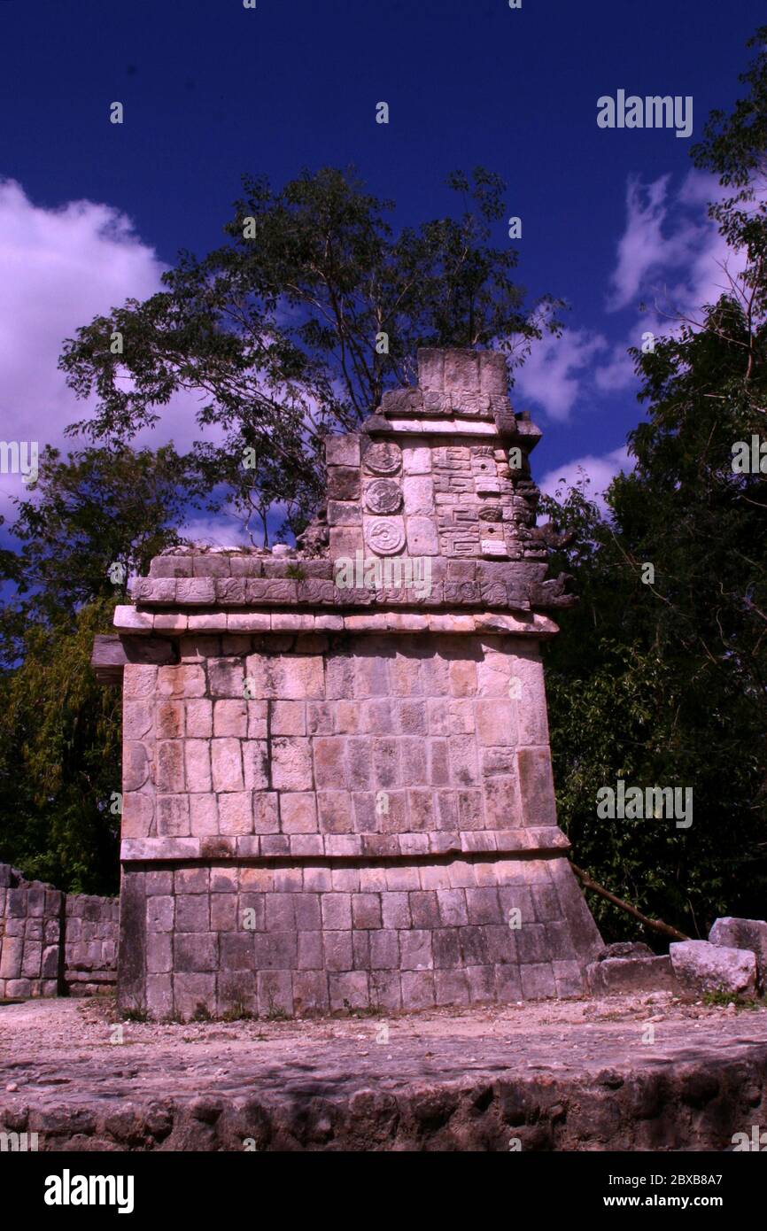 Zona arqueologica de Chichen Itza Zona arqueológica Chichén ItzáChichén Itzá maya: (Chichén) Boca del pozo; de los (Itzá) brujos de agua. Es uno de los principales sitios arqueológicos de la península de Yucatán, en México, ubicado en el municipio de Tinum. *Foto:*©Francisco* Morales/DAMMPHOTO.COM/NORTEPHOTO * Nein * Verkauf * ein * Dritter * Stockfoto