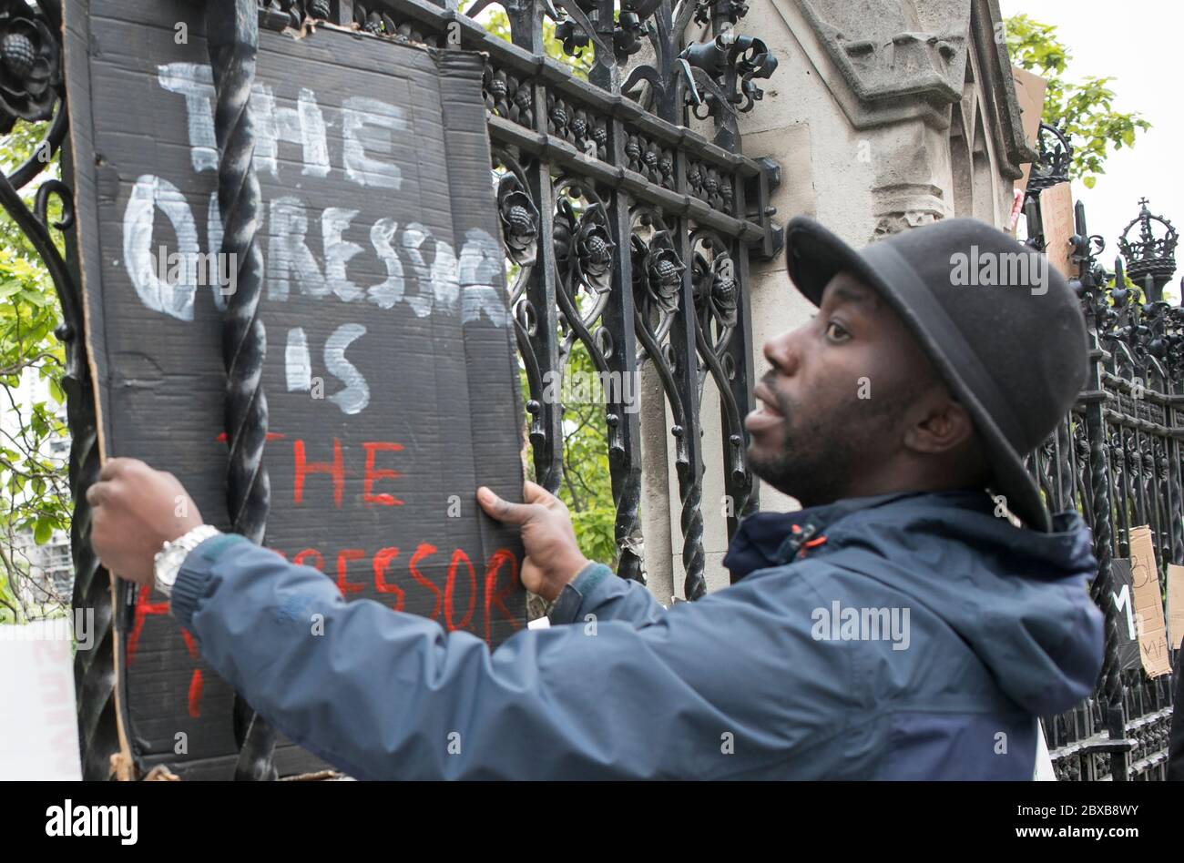 Am Ende der Kundgebung gegen Rassismus im Zentrum Londons, Großbritannien, zeigen die Demonstranten ihre Plakate auf den Geländern der Parlamentsgebäude. Stockfoto