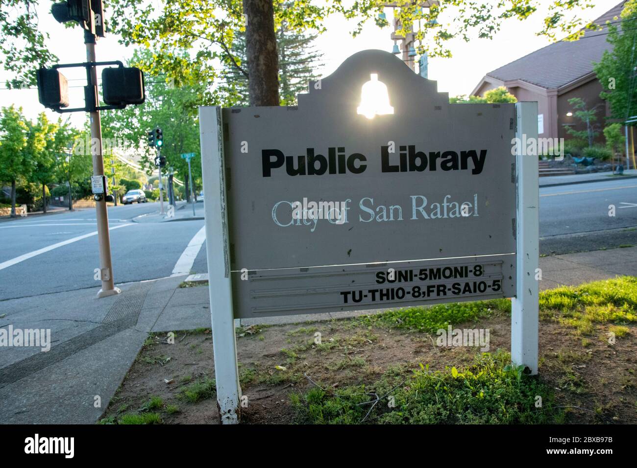 Das Abendlicht beleuchtet das Gelände der San Rafael Bibliothek in Marin County, CA. Stockfoto