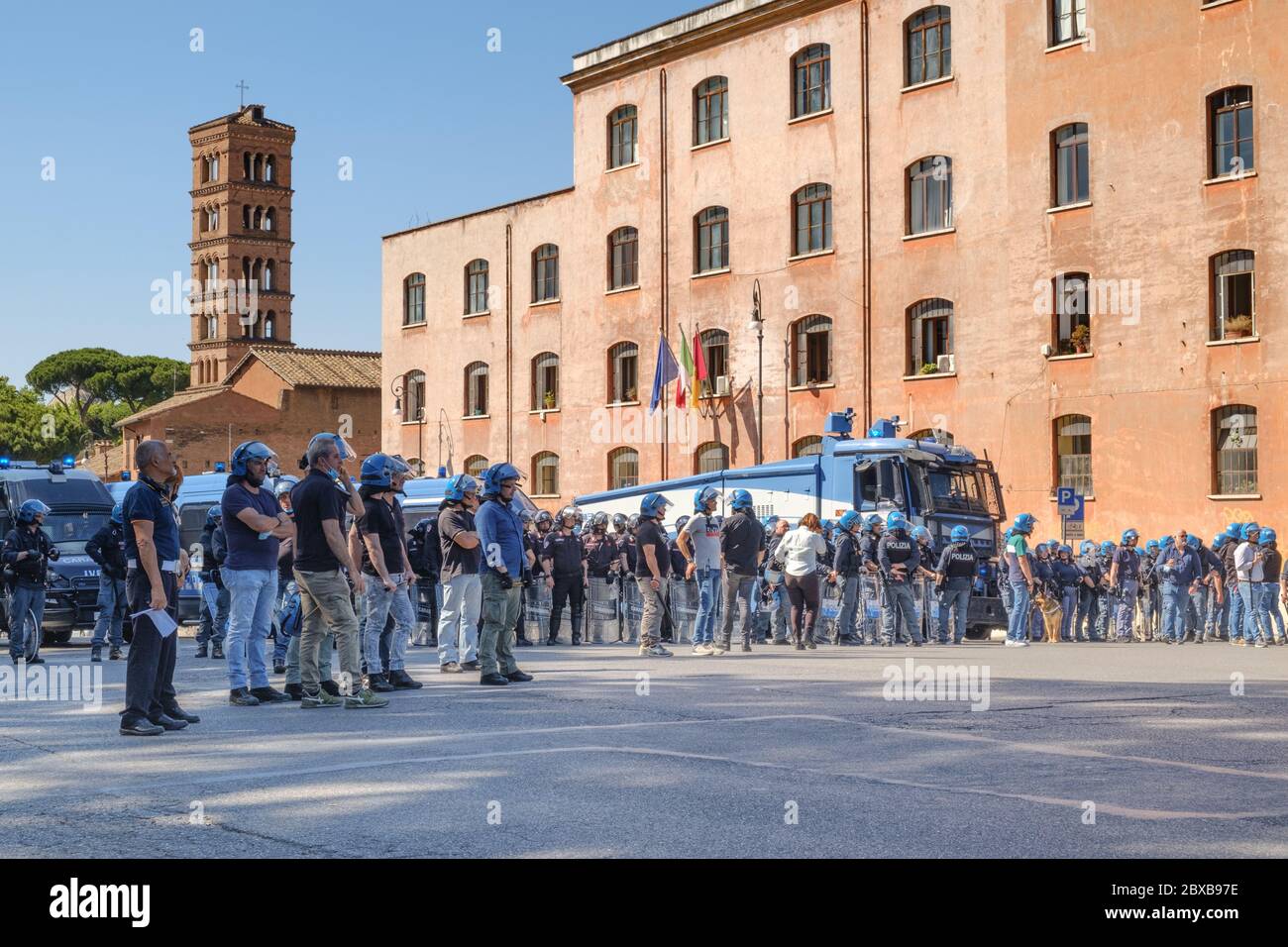Polizeikommando bereit, an der populistischen Demonstration 'Ragazzi d'Italia' in der Nähe des Circo Massimo teilzunehmen Stockfoto