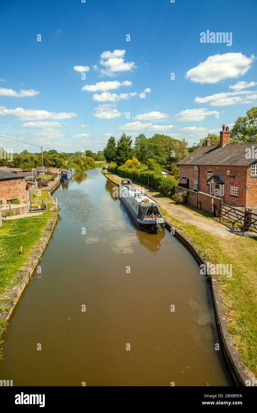 Kanal Schmales Boot auf dem Shropshire Union Kanal in Tiverton bei Beeston in Cheshire England vertäut Stockfoto