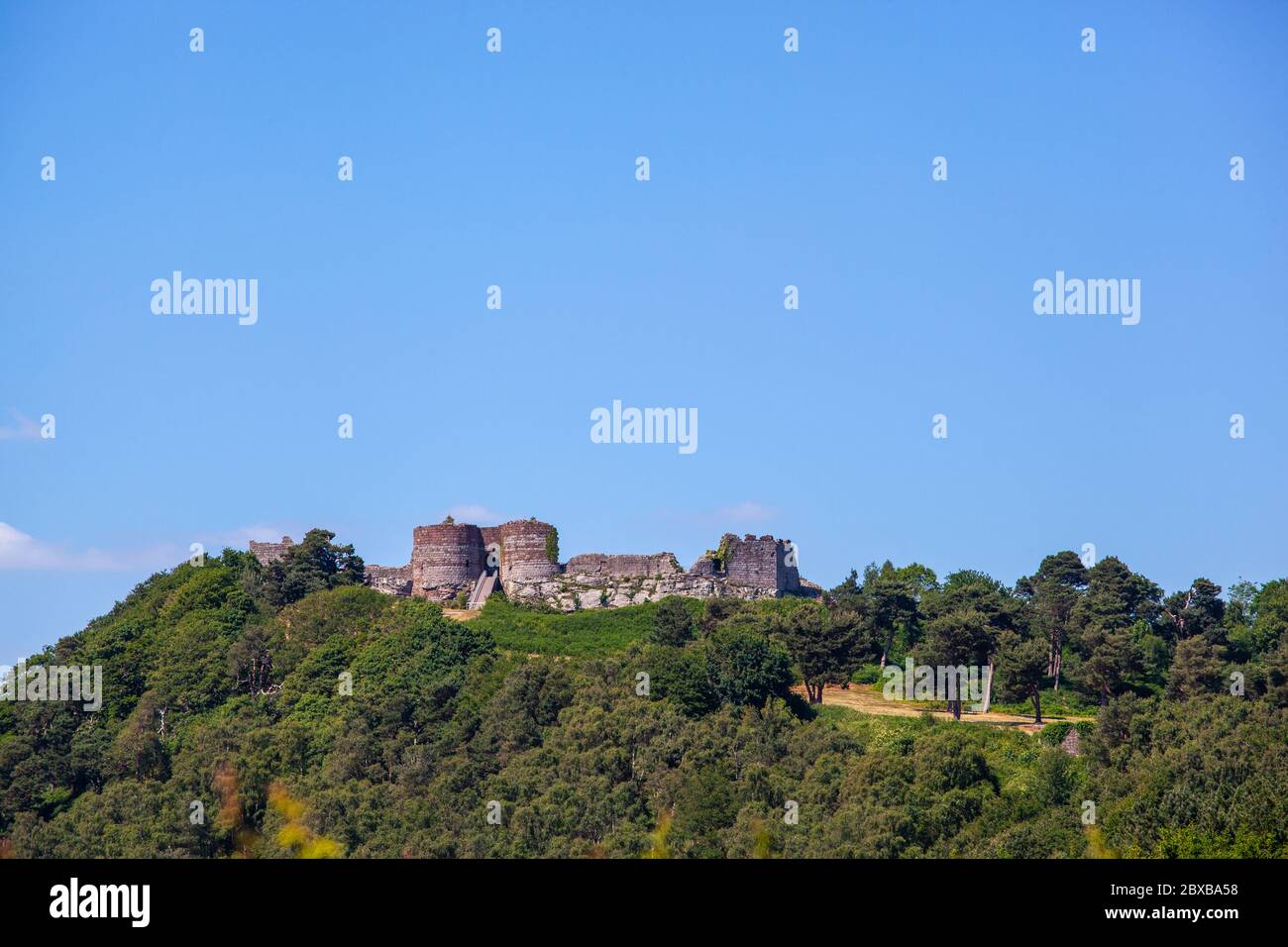 13. Jahrhundert Beeston Castle Cheshire auf dem Sandstein-Pfad Wanderweg mit blauem Himmel in der Cheshire Landschaft England GB gesehen Stockfoto