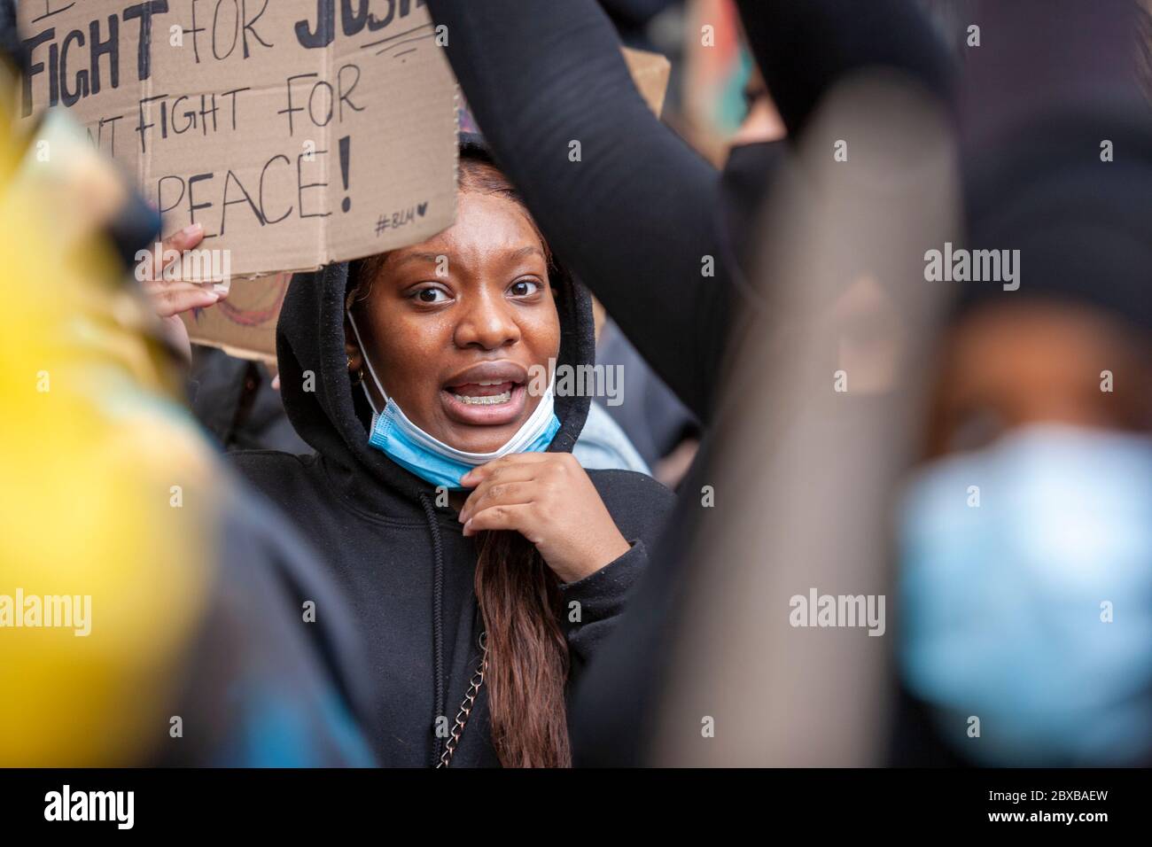 Frau hält ein selbstgemachtes Karton-Protestschild, während der Black Lives Matter UK Protest, Parliament Square, London, England, Großbritannien Stockfoto