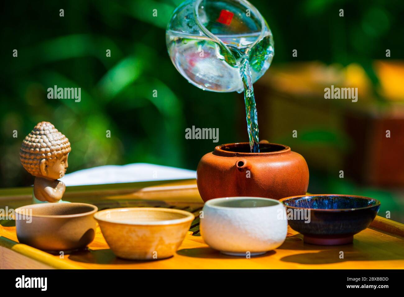 Tee Zeremonie. Teekanne und Schüsseln mit chinesischen Tee auf einem Holztisch. Stockfoto