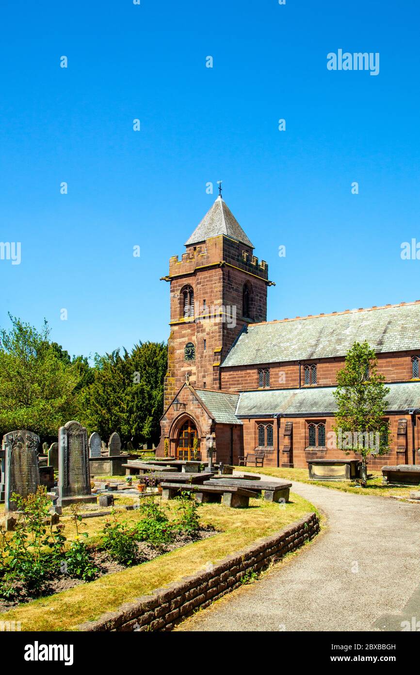 Die Kirche und die Grabsteine des Kirchhofs von St. James im ländlichen Cheshire Dorf Christleton England Stockfoto