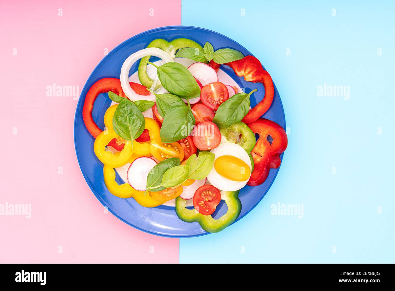 Geschnittenes Gemüse auf dem Teller zum Kochen von oben Ansicht flach legen Stockfoto