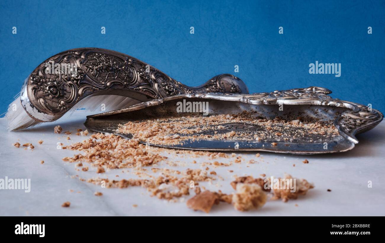 Ein verzierten Metall Whiskesen und Pfanne für die Reinigung der Tabelle von Krümeln zwischen Gängen. Stockfoto