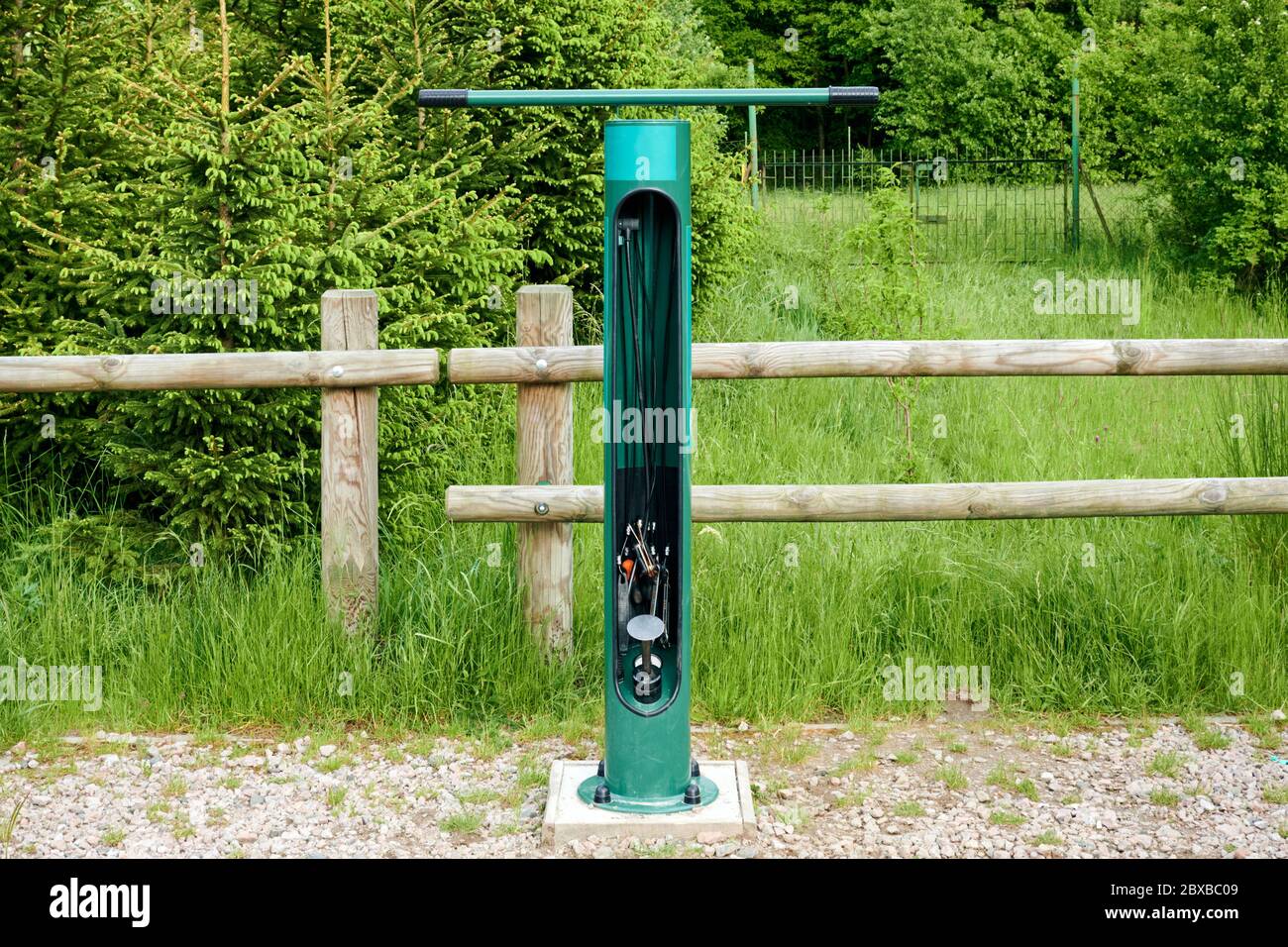 Luftpumpenstation. ffentliche Station mit Fahrrad Reparatur Werkzeuge  Stockfotografie - Alamy