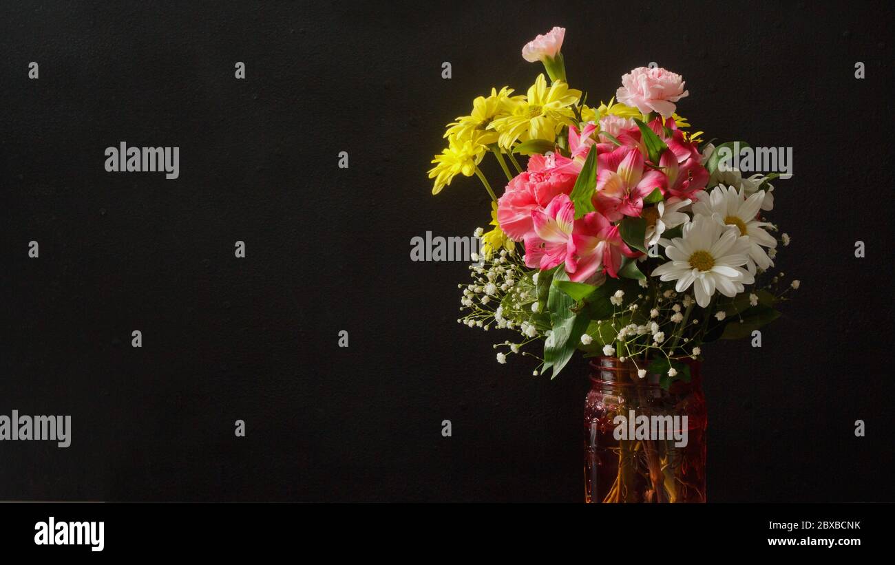Blumenarrangement mit Kopierraum Stockfoto