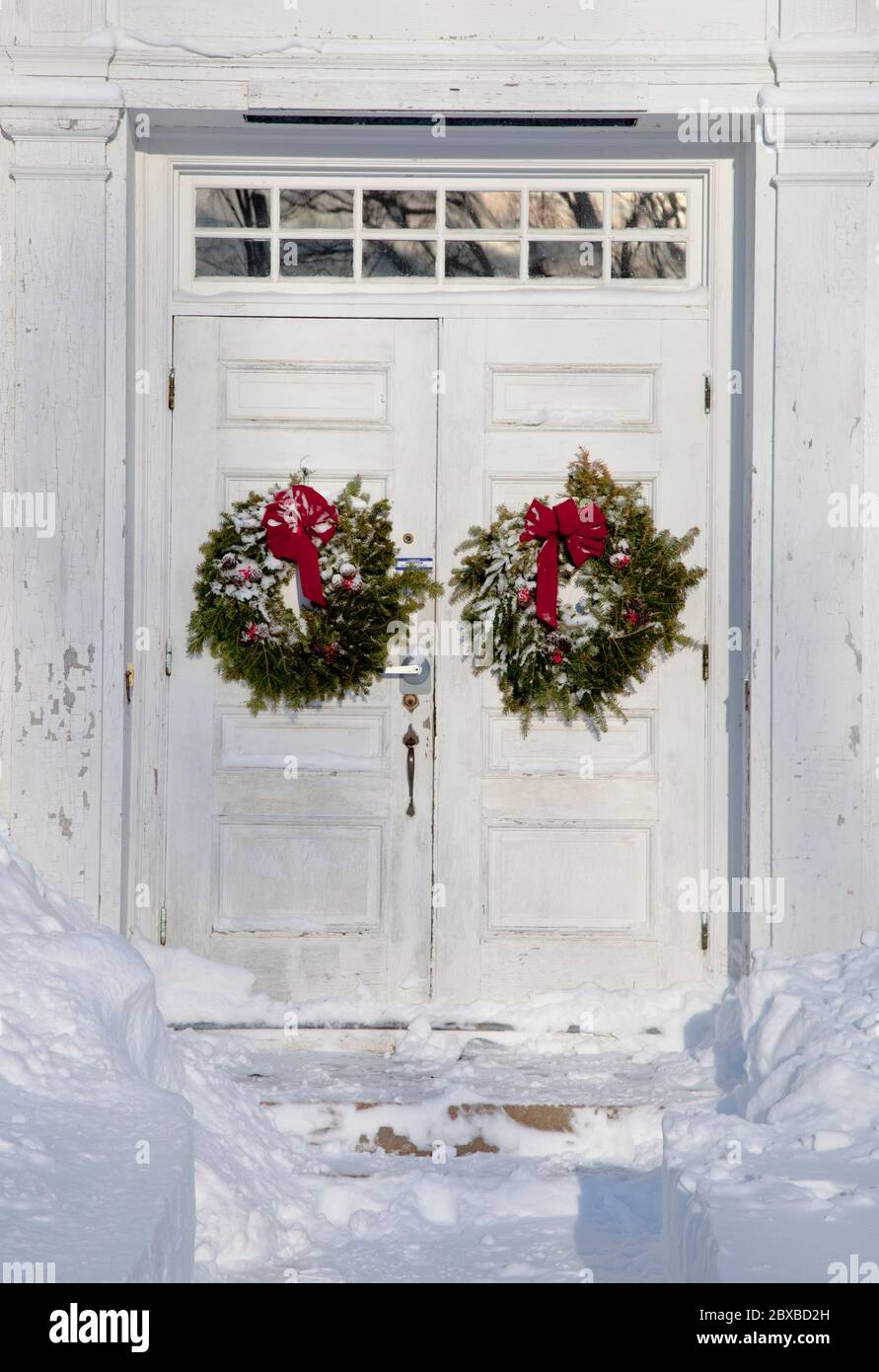 Weihnachtskränze an den Türen der Barre, MA Congregational Church Stockfoto