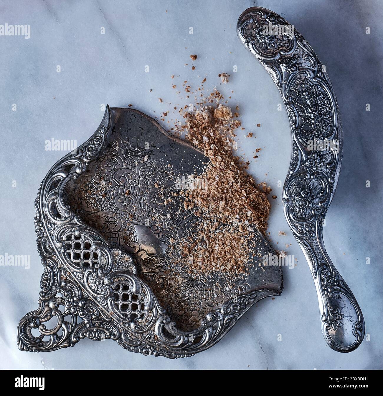 Ein verzierten Metall Whiskesen und Pfanne für die Reinigung der Tabelle von Krümeln zwischen Gängen. Stockfoto
