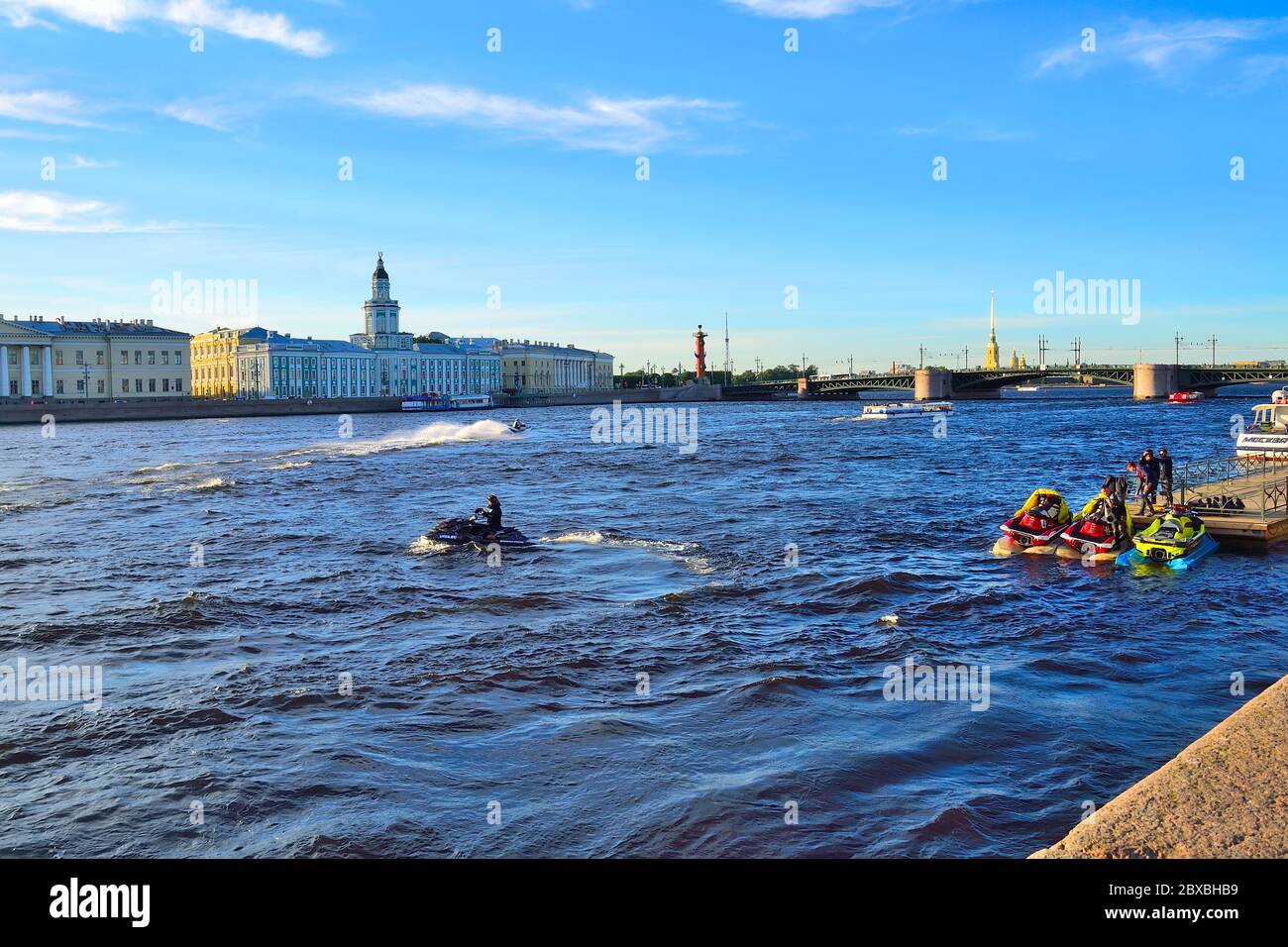 St. Petersburg, Russland - 13. Juni 2019: Bootsfahrten und Ausflüge für Touristen auf dem Neva-Fluss mit Start-und Jet-Ski. Junge Jungs auf Jet-Ski oder wa Stockfoto