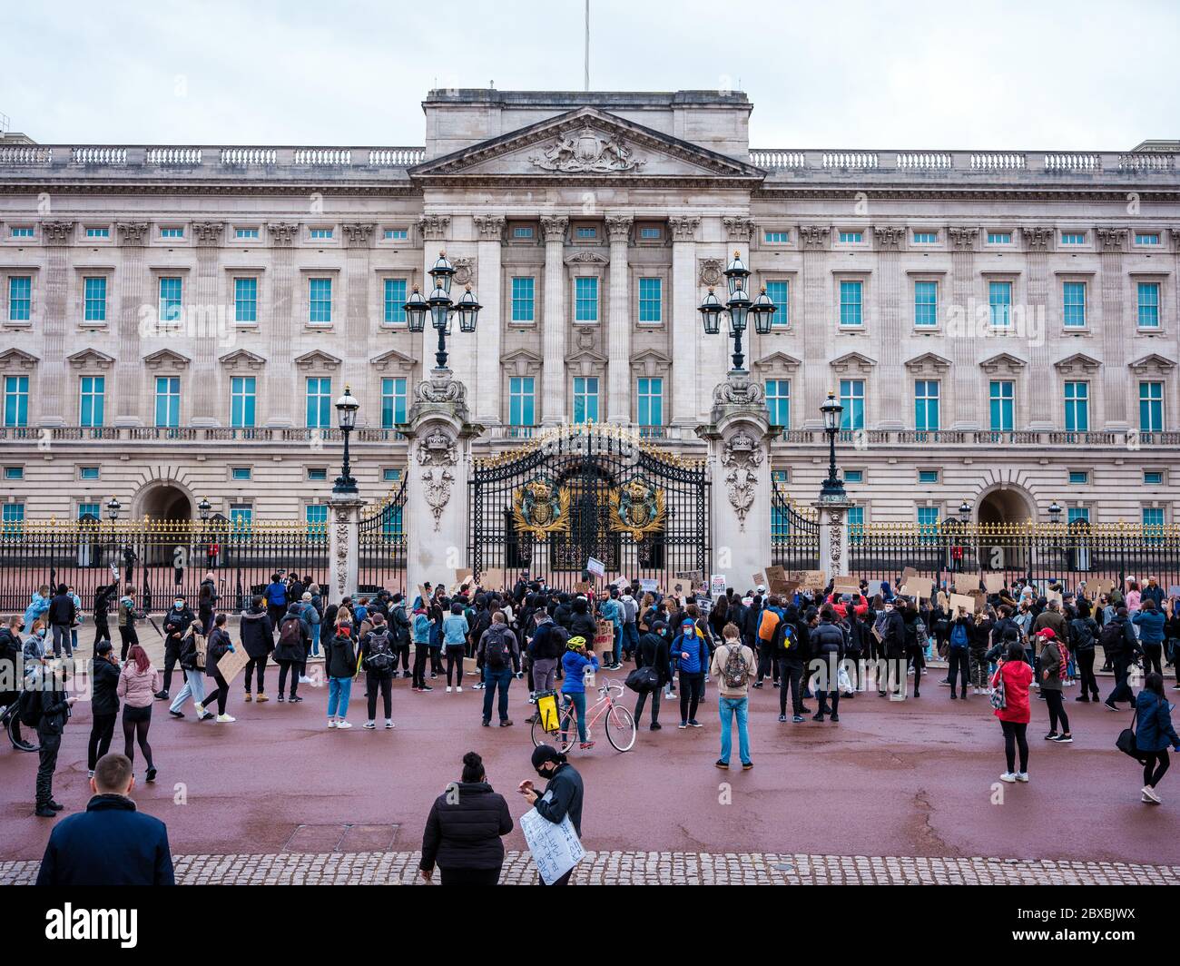 London, Großbritannien. Juni 2020. Protestierende versammeln sich vor dem Buckingham Palace während des Black Lives Matter Protests in London am 6. Juni 2020, in Erinnerung an George Floyd, der am 25. Mai während der Polizeihaft in der US-Stadt Minneapolis getötet wurde. Quelle: Yousef Al Nasser/Alamy Live News. Stockfoto