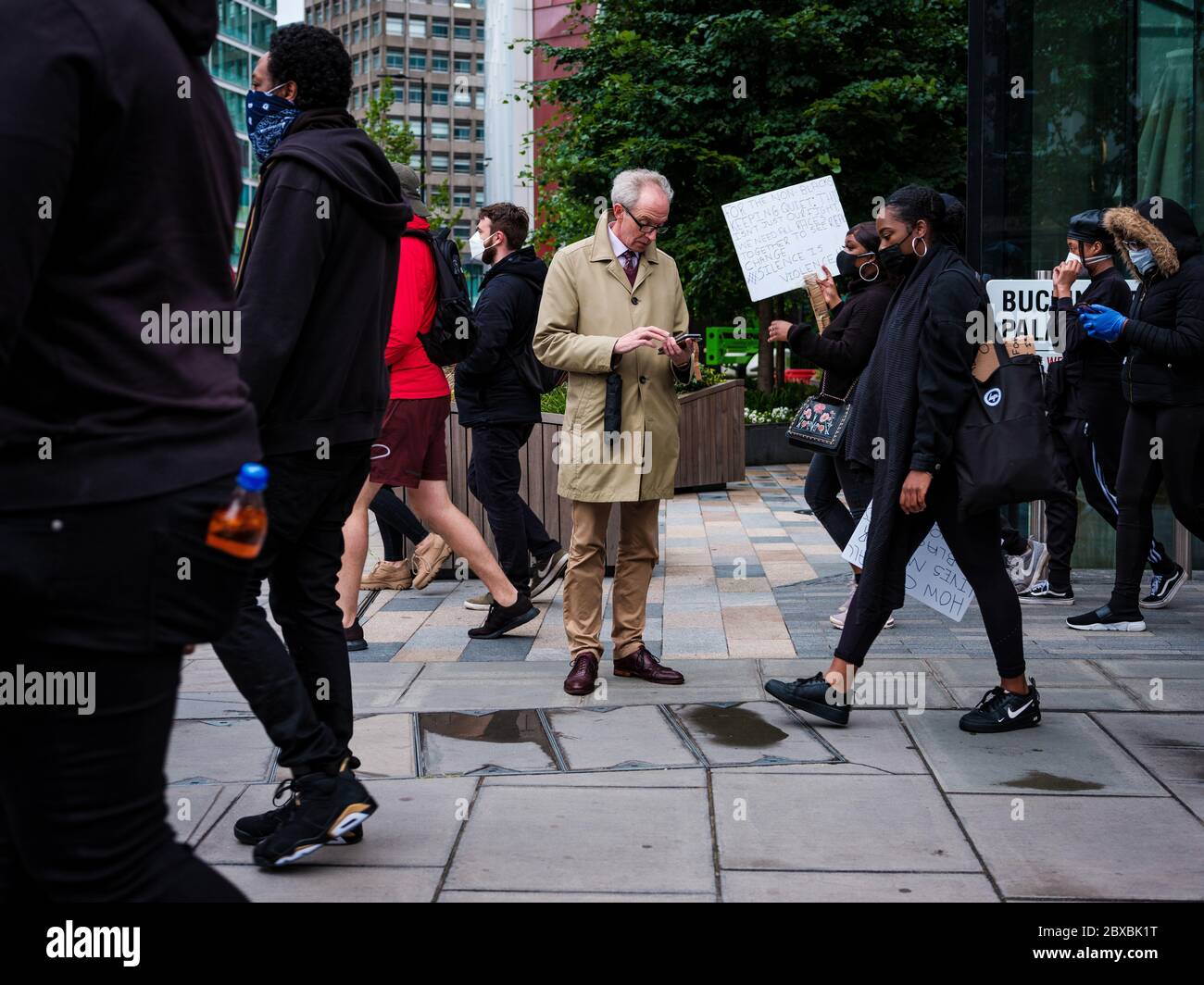 London, Großbritannien. Juni 2020. Ein Zuschauer überprüft sein Telefon während des Black Lives Matter Protests auf dem Parliament Square in London. In Erinnerung an George Floyd, der am 25. Mai in Polizeigewahrsam in der US-Stadt Minneapolis getötet wurde. Quelle: Yousef Al Nasser/Alamy Live News. Stockfoto