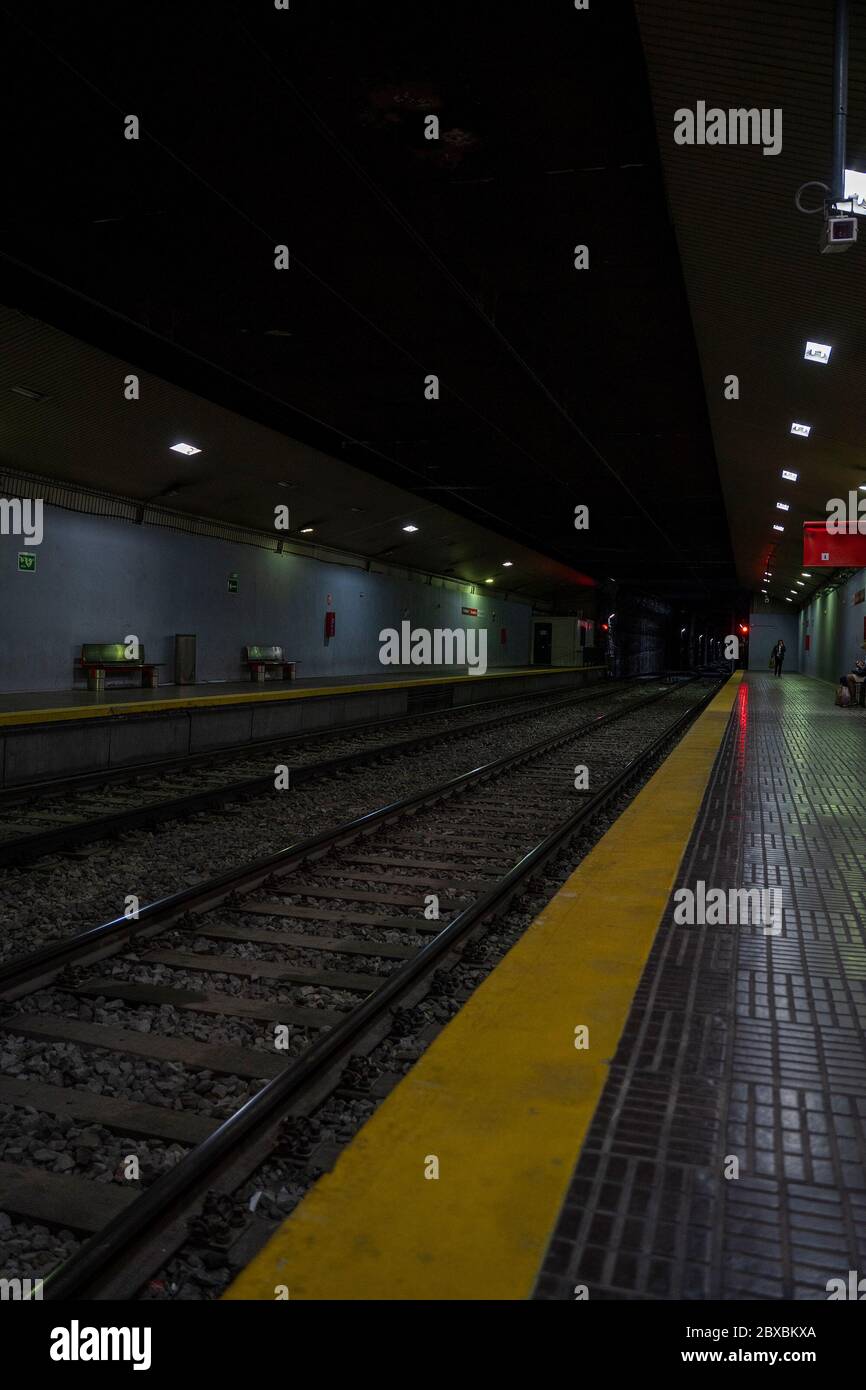 Fast leere U-Bahnstation. Plattform ohne Passagiere. Malaga, Spanien - 3. März 2020. Stockfoto