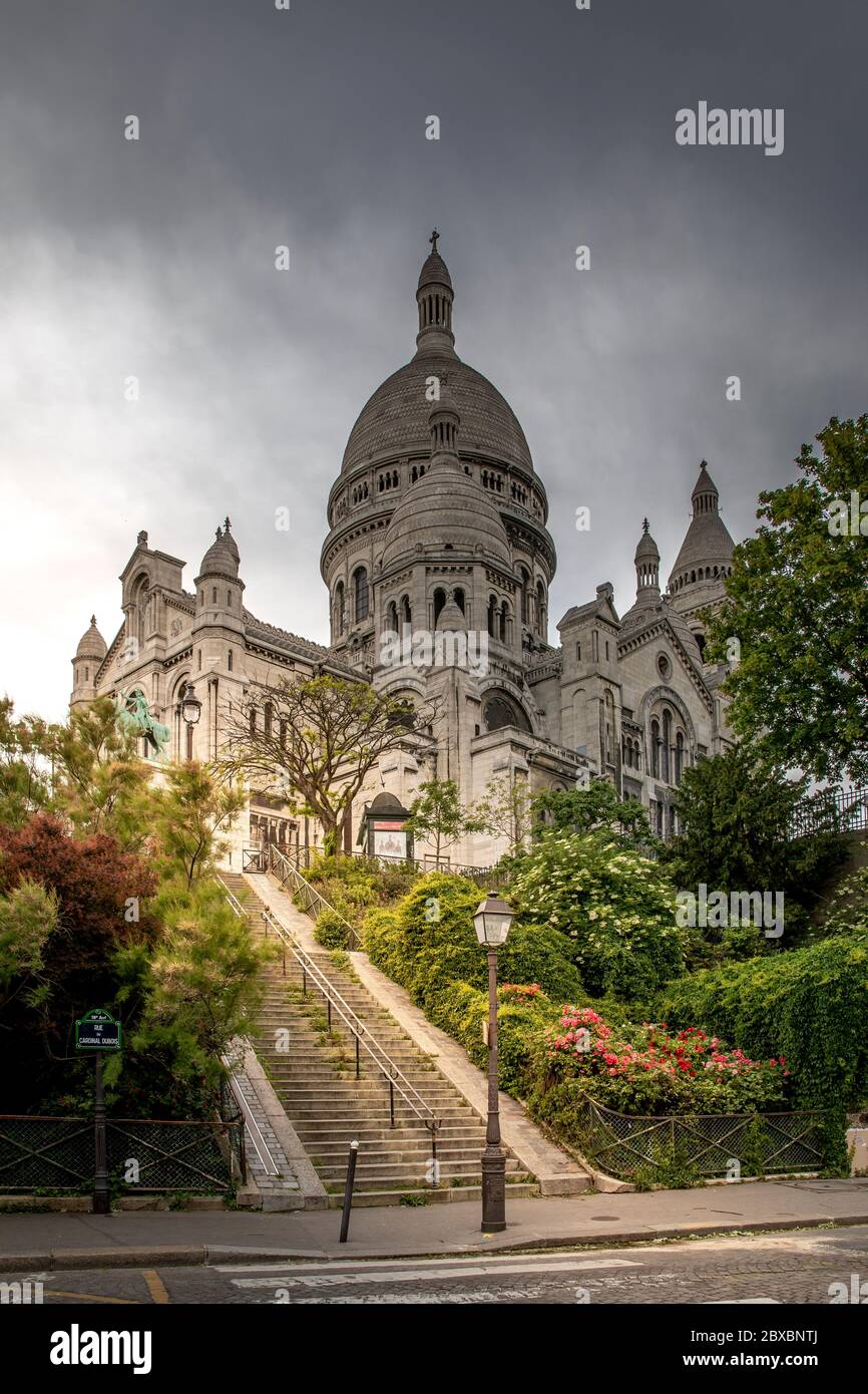 Paris, Frankreich - 12. Mai 2020: Romantischer Pariser Sonnenuntergang über der Basilika Sacre Coeur auf dem Hügel Montmartre. Bildunterschrift 'cor jesu sacratissimum' - Sa Stockfoto Paris, Frankreich - 12. Mai 2020: Romantischer Pariser Sonnenuntergang über der Basilika Sacre Coeur auf dem Hügel Montmartre. Bildunterschrift 'cor jesu sacratissimum' - Sa Stockfoto
