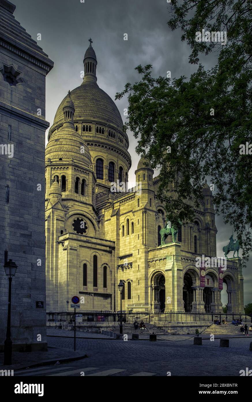 Paris, Frankreich - 12. Mai 2020: Romantischer Pariser Sonnenuntergang über der Basilika Sacre Coeur auf dem Hügel Montmartre. Bildunterschrift 'cor jesu sacratissimum' - Sa Stockfoto Paris, Frankreich - 12. Mai 2020: Romantischer Pariser Sonnenuntergang über der Basilika Sacre Coeur auf dem Hügel Montmartre. Bildunterschrift 'cor jesu sacratissimum' - Sa Stockfoto