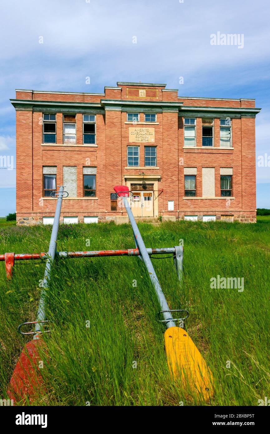 Aneroid, Saskatchewan, Kanada - 7. August 2019: Alte verlassene öffentliche Schule in der kleinen Gemeinde Aneroid, Saskatchewan, Kanada. Die zweistöckige, b Stockfoto