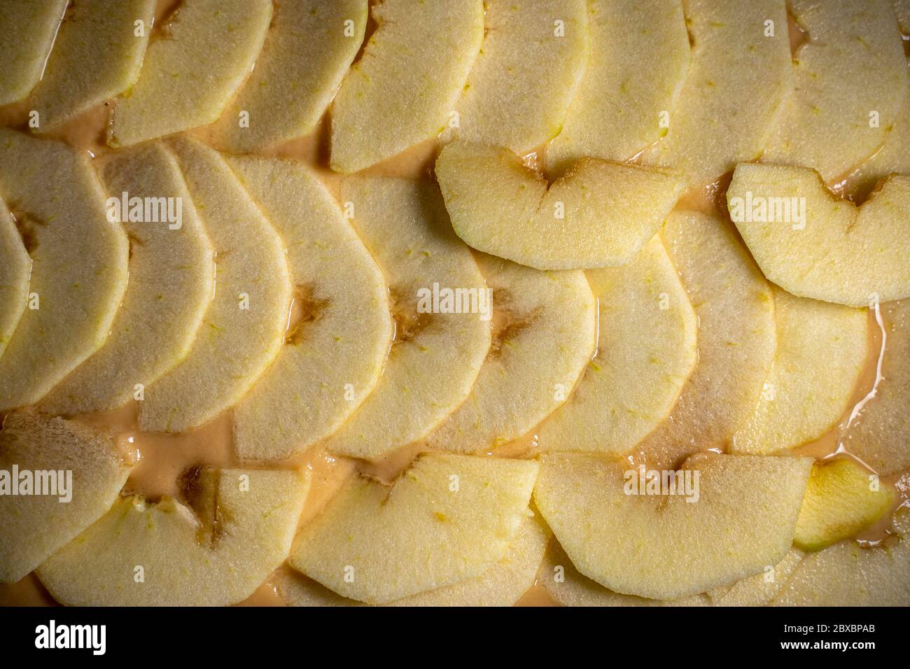 Apfelscheiben zum Kochen einer Tarte. Draufsicht. Stockfoto Apfelscheiben zum Kochen einer Tarte. Draufsicht. Stockfoto