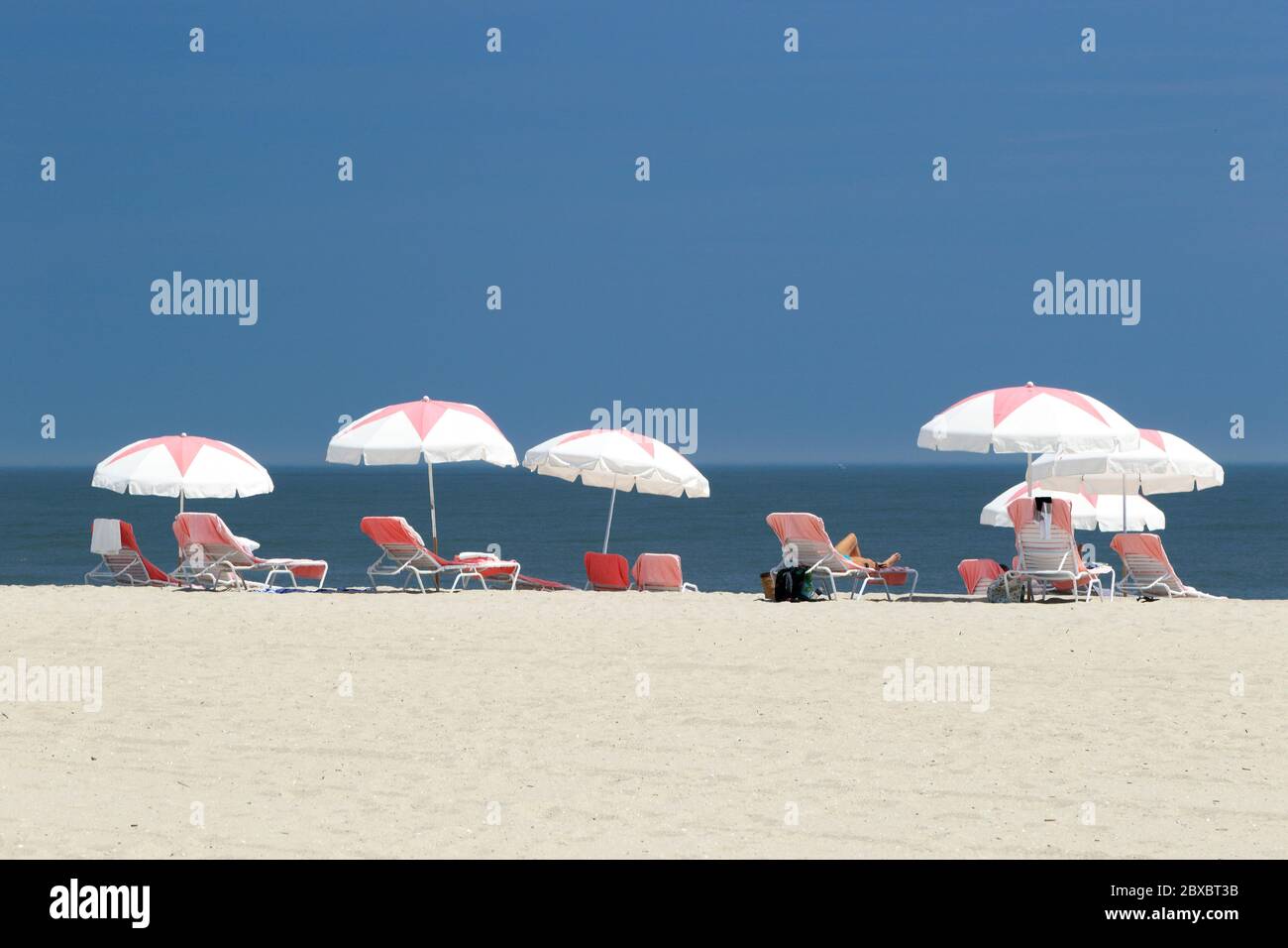 Strandschirme für eine schöne Szene in Cape May, New Jersey, USA Stockfoto