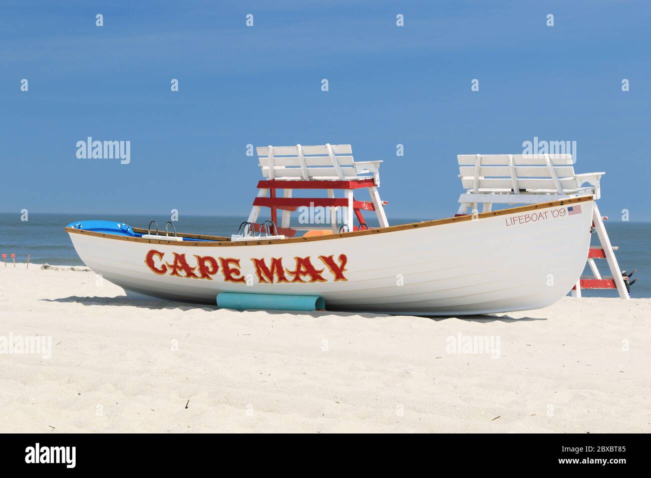 Ein Rettungsboot mit Rettungsschwimmern am Strand in Cape May, New Jersey, USA Stockfoto