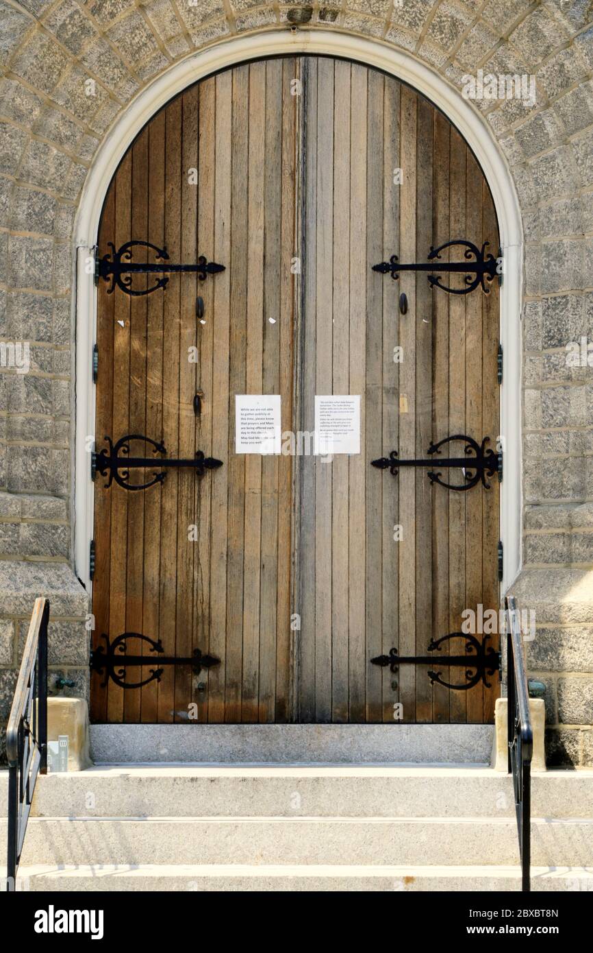 Eine Kirchentür, die darauf hinweist, dass sie aufgrund von Covid-19 für ihre Gemeindemitglieder geschlossen ist. Ein Edikt der Regierung von New Jersey Verbot die Messe für die Massen. Stockfoto