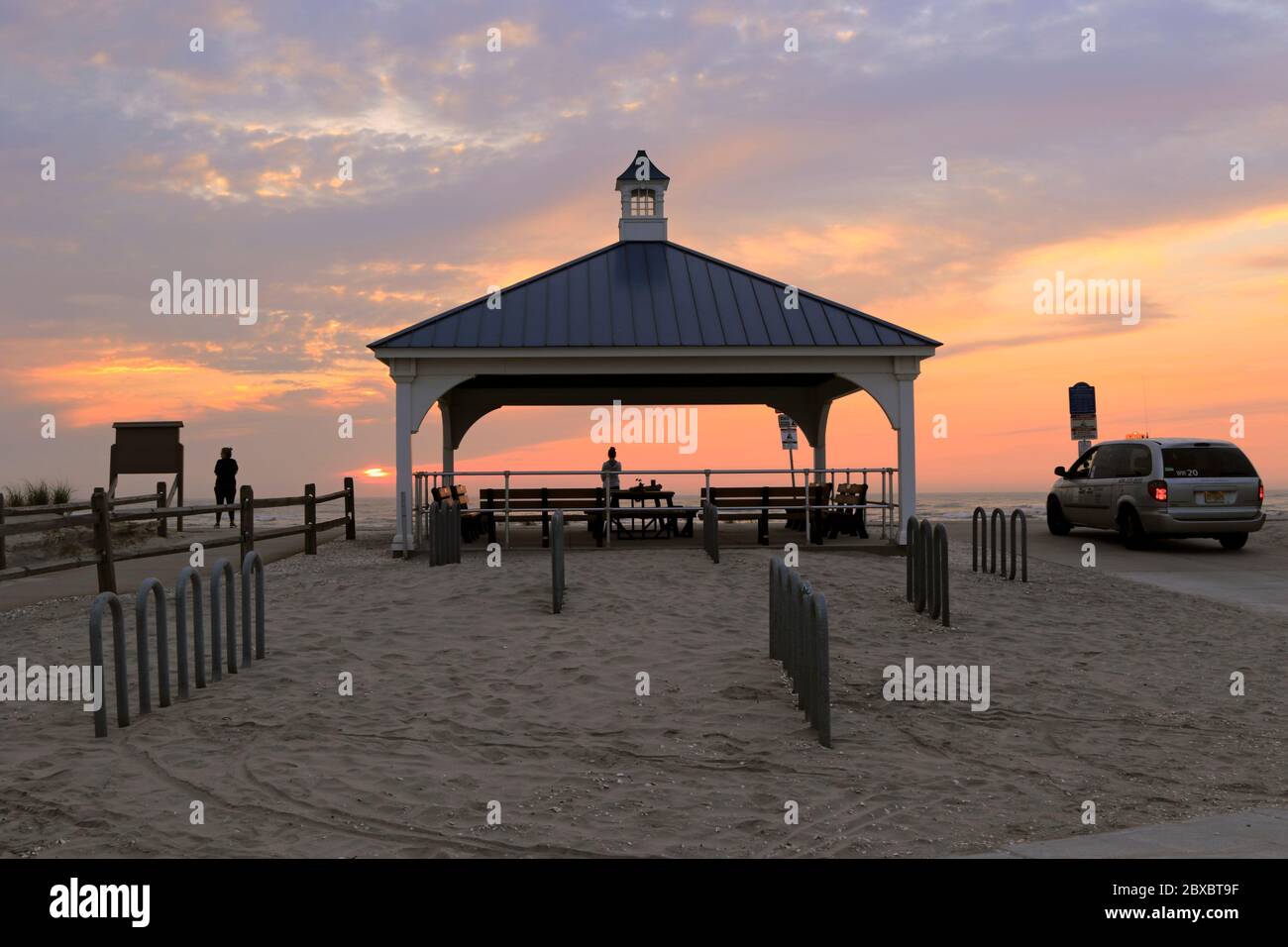 Ein Pavillon mit Blick auf Hereford Inlet bietet einen Blick auf den Sonnenaufgang. North Wildwood, New Jersey, USA Stockfoto