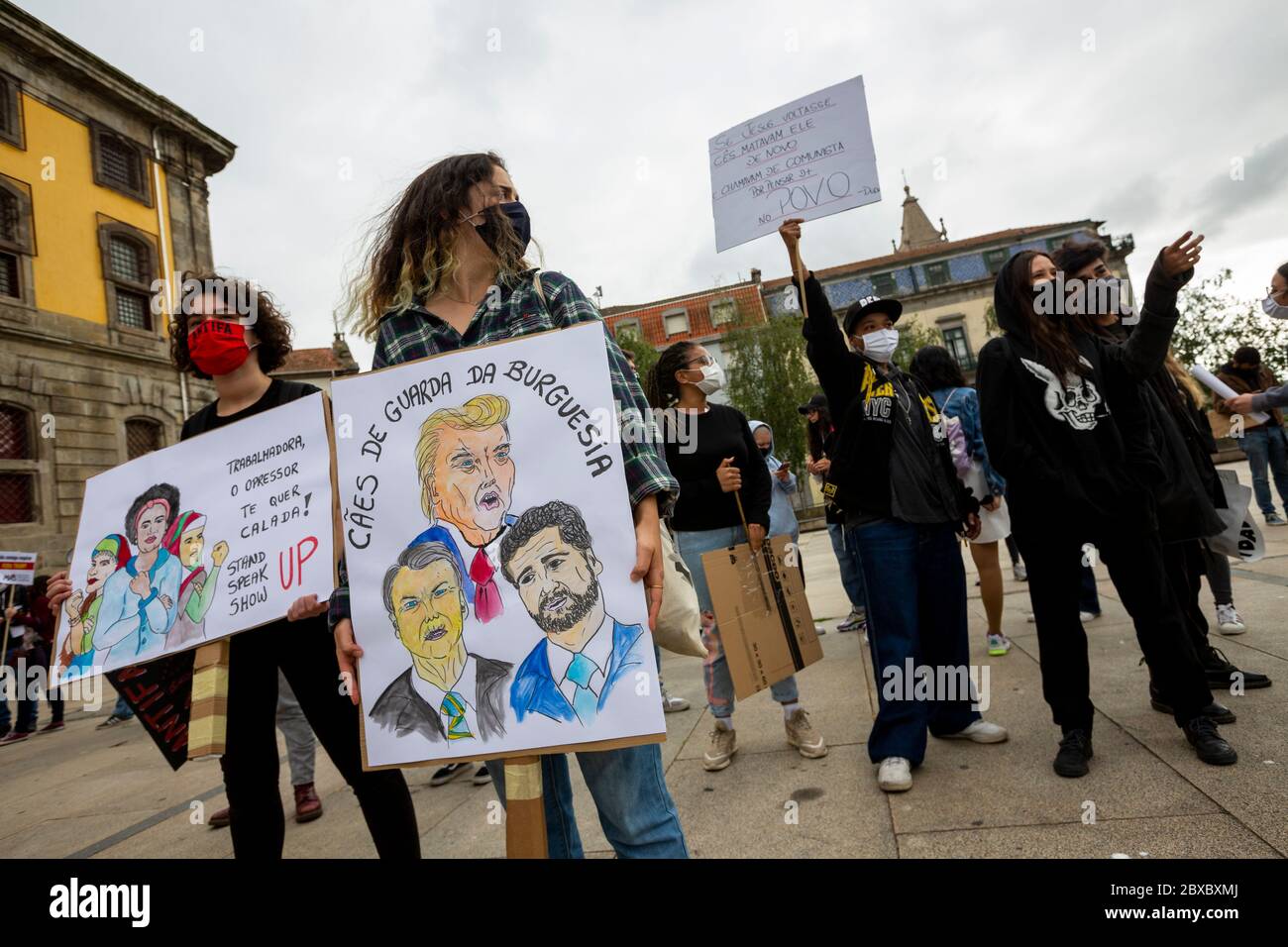 Über tausend Menschen bei den Demonstrationen gegen Rassismus und prekäre Arbeit am 6. juni 2020 in Porto. Stockfoto