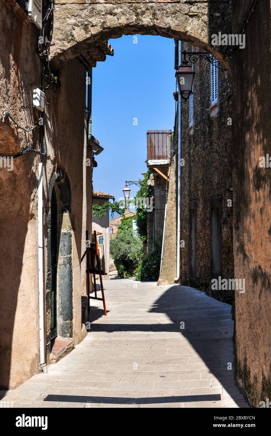 Eine bunte schmale Straße in einem alten französischen Dorf in der Provence Stockfoto