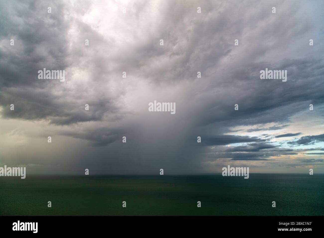 Tropischer Sturm dramatische Wolkenlandschaft und Seenlandschaft in Batu Ferringhi, Penang Island, Malaysia. Stockfoto