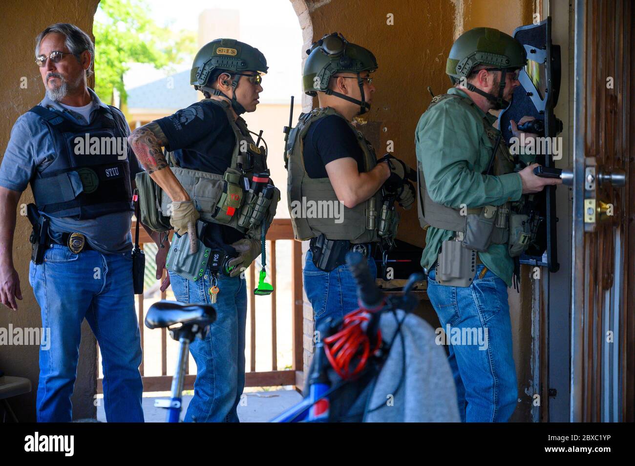 US-Marschalls und lokale Polizei bereiten sich darauf vor, während der 90-tägigen, mehrstaatlichen Operation Triple Beam 26. Juli 2019 in Albuquerque, New Mexico, eine Tür zu durchbrechen, um einen Flüchtling zu suchen, der wegen Gewaltdelikten gesucht wurde. Die Operation führte zu mehr als 6,000 Verhaftungen in von Gewalt geplagten Gemeinden. Stockfoto
