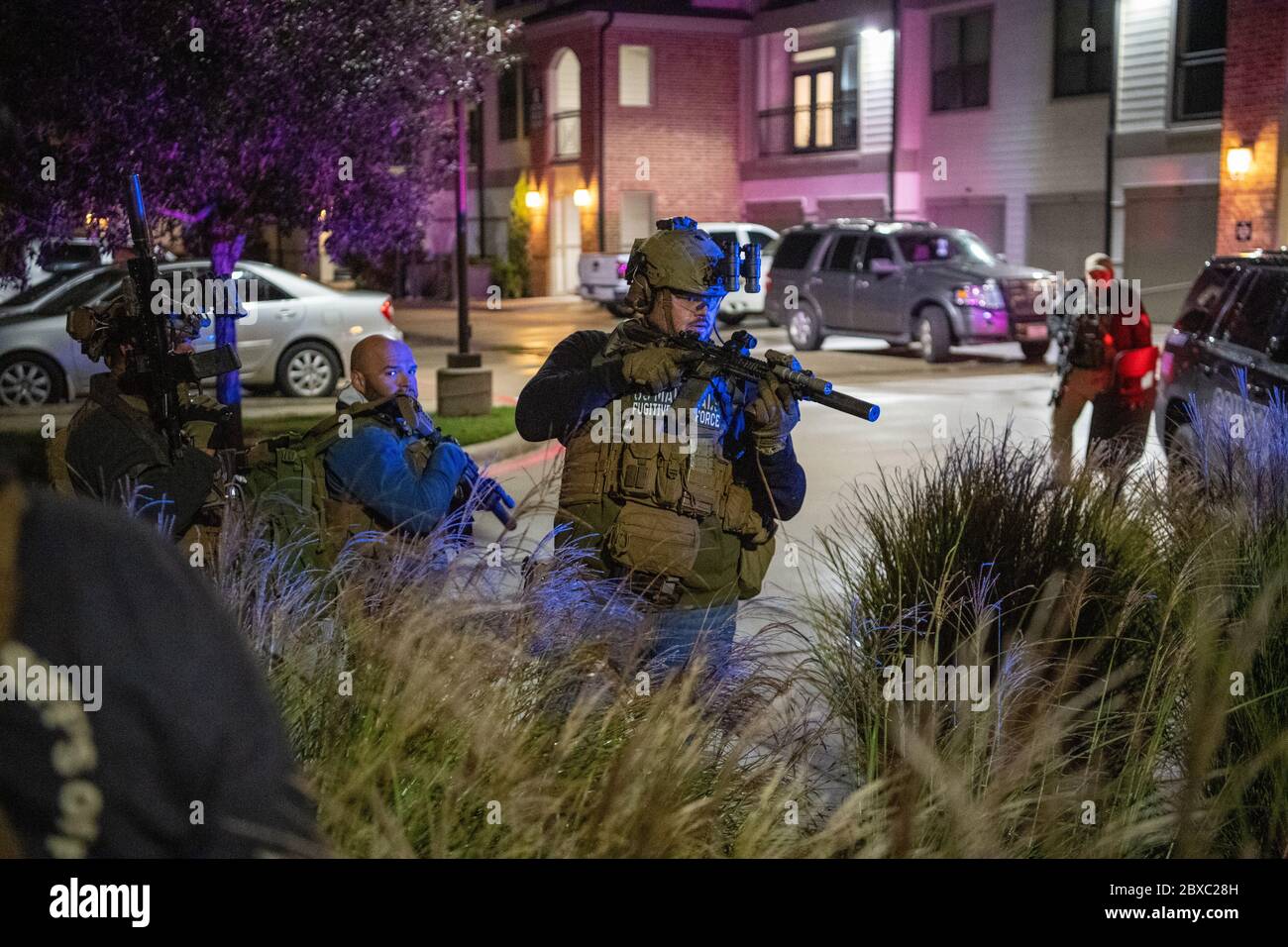 Schwer bewaffnete US-Marschalls und die Polizei von Houston suchen während der 90-tägigen, mehrstaatlichen Operation Triple Beam 14. November 2019 in Houston, Texas, nach Flüchtlingen. Die Operation führte zu mehr als 6,000 Verhaftungen in von Gewalt geplagten Gemeinden. Stockfoto