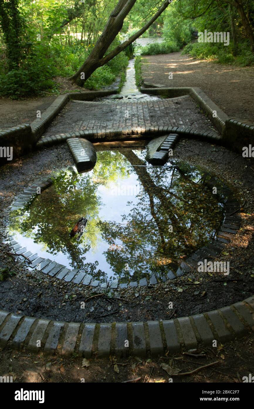 Historische Ceasars Brunnen, Quelle des Flusses Ravensbourne, in der Bromley-Gegend von Greater London Stockfoto