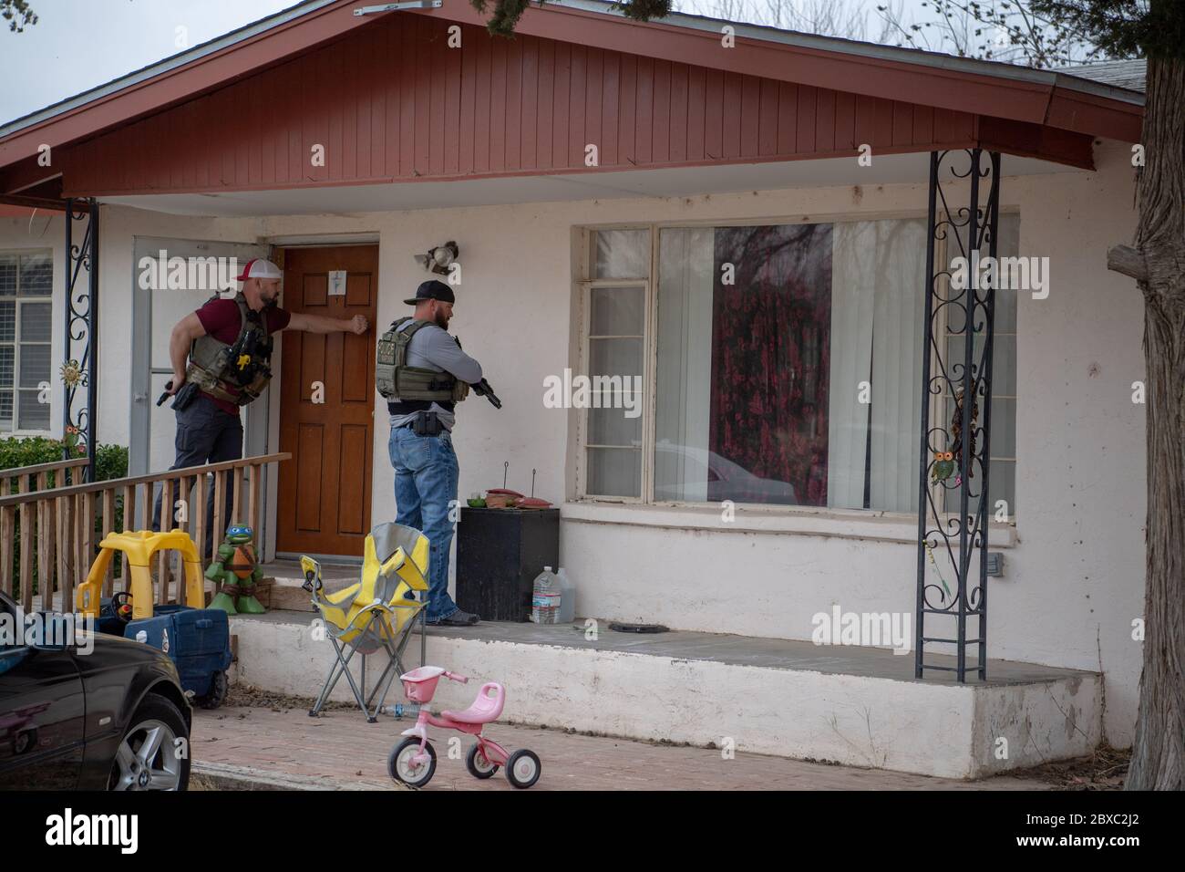 US-Marschalls und lokale Polizei bereiten sich darauf vor, während der 90-tägigen Operation Triple Beam 8. März 2019 in Las Cruces, New Mexico, ein Haus auf der Suche nach einem Flüchtling zu betreten, der wegen Gewaltdelikten gesucht wurde. Stockfoto