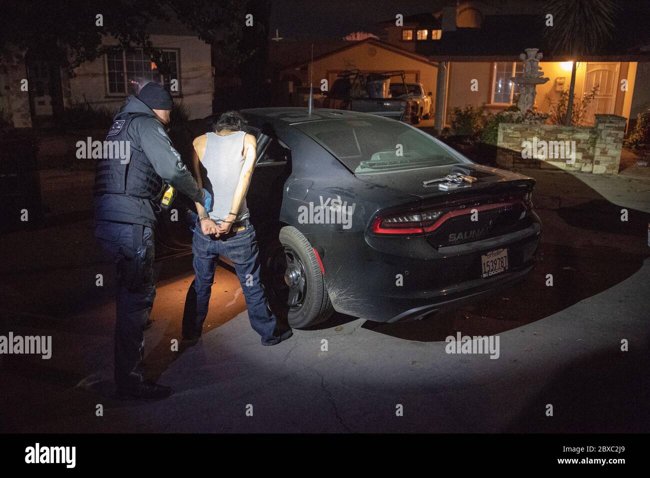 US-Marschalls legen einen Flüchtling an die Hand, der wegen Gewaltdelikten während der 120-tägigen Operation Triple Beam California am 3. Dezember 2018 in Salinas, Kalifornien, gesucht wurde. Stockfoto