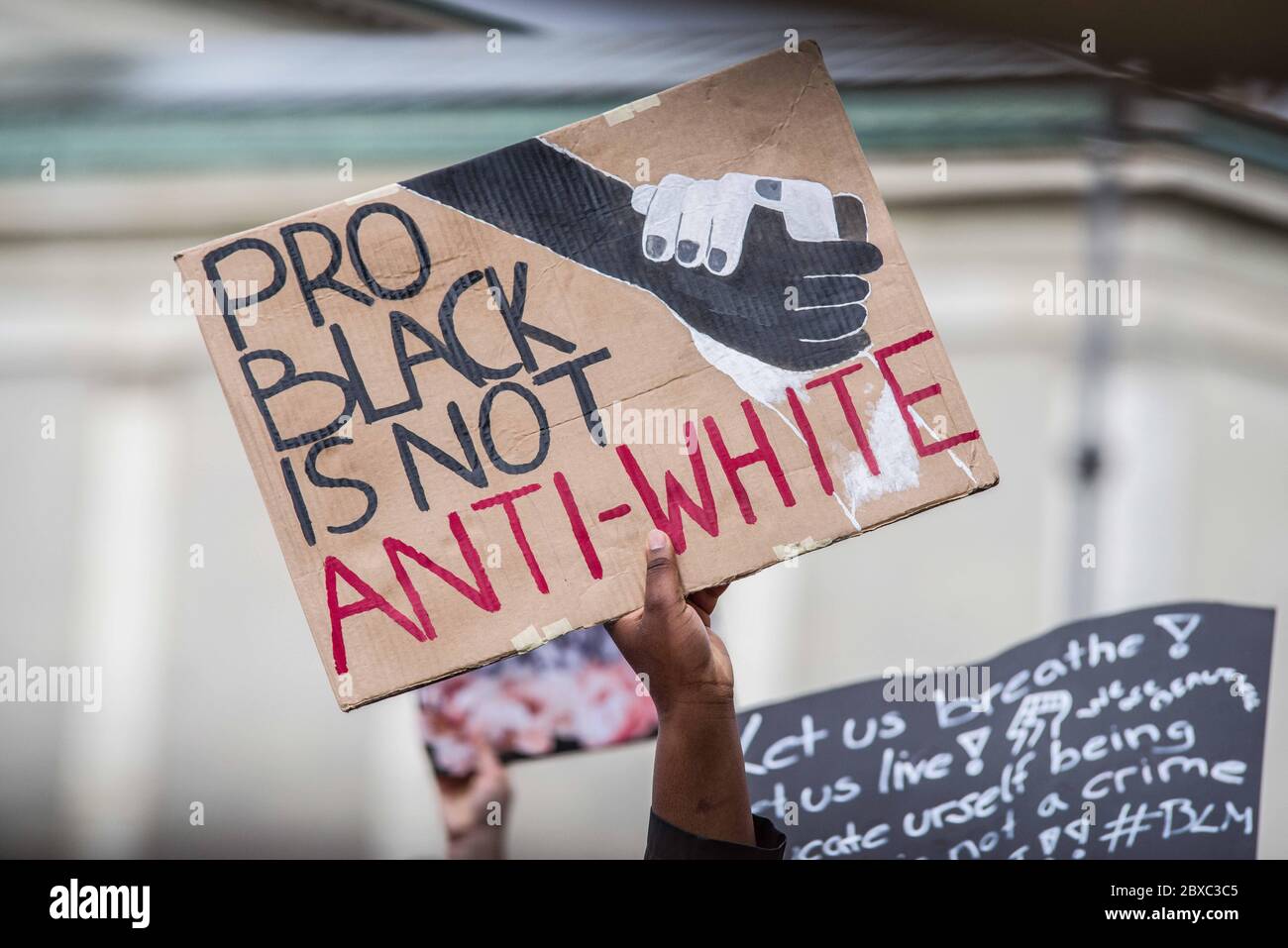 München, Bayern, Deutschland. Juni 2020. "Pro schwarz ist nicht anti-weiß" in Reaktion auf diejenigen, die rassistische Einstellungen gegen schwarze Gleichheit nehmen. Mit Solidarität mit den George Floyd Protesten und Black Lives Matter Bewegung versammelten sich etwa 30,000 am Münchener Königsplatz sowie in ganz Deutschland zu Silent Protesten, um gegen Polizeibrutalität in den USA und in Deutschland zu demonstrieren. George Floyd wurde in Minneapolis von der Polizei getötet, die Proteste, Unruhen und Polizeiaktionen in den Vereinigten Staaten und der Welt aufstellte. Der Fall hat den Dialog Regar geöffnet Stockfoto